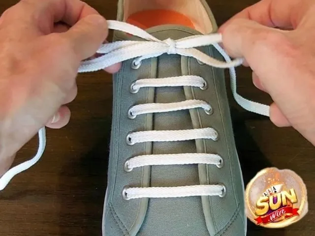 Tổng hợp 5+ cách thắt dây giày chuẩn cho anh em đam mê thể thao 1 Thắt dây hình ladder
